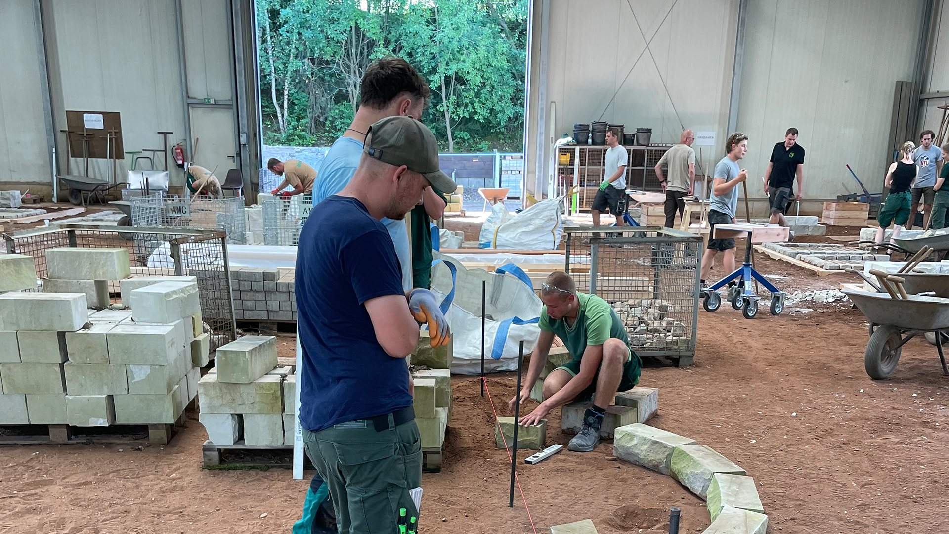 Training Landschaftsgärtner-Cup, Fertigstellung Hochbeet, Mauerstein Bearbeitung(Bossierung)