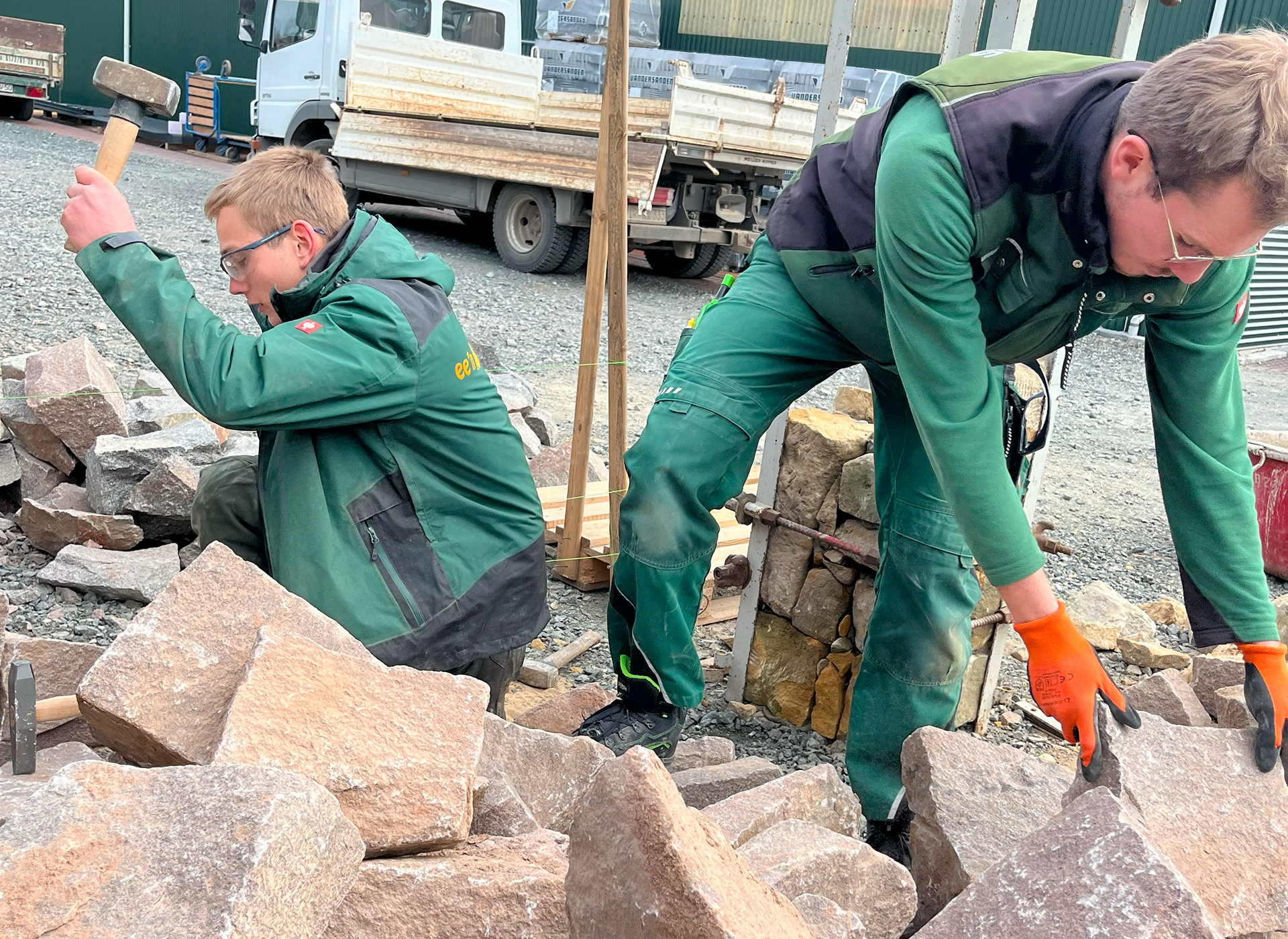 BU: Theo (l.) und Anton beim Trockenmauerkurs. Foto: VGL Sachsen